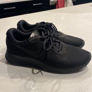 Black Nike cloud shoes. Women’s size 9.5, great condition